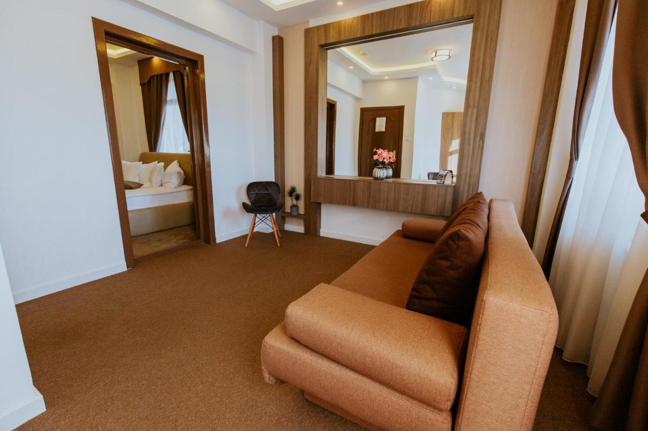 Hotel Restaurant Park เมียร์คูรา-ชุค ภายนอก รูปภาพ