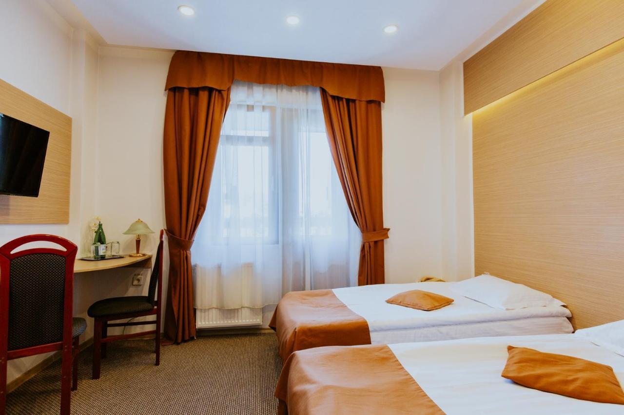 Hotel Restaurant Park เมียร์คูรา-ชุค ภายนอก รูปภาพ