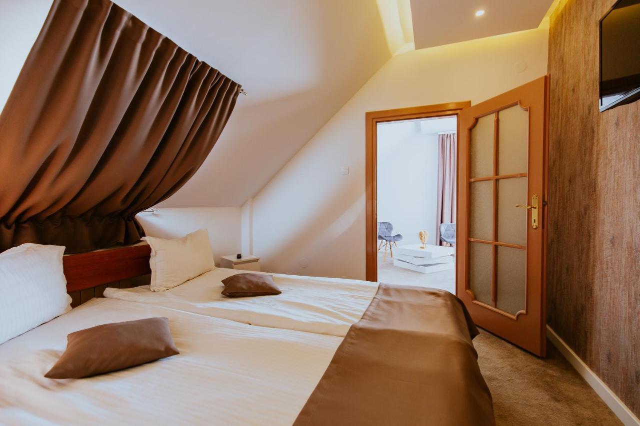 Hotel Restaurant Park เมียร์คูรา-ชุค ภายนอก รูปภาพ